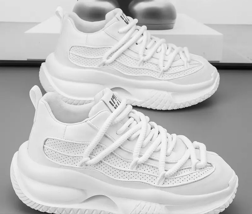 Женские белые кроссовки