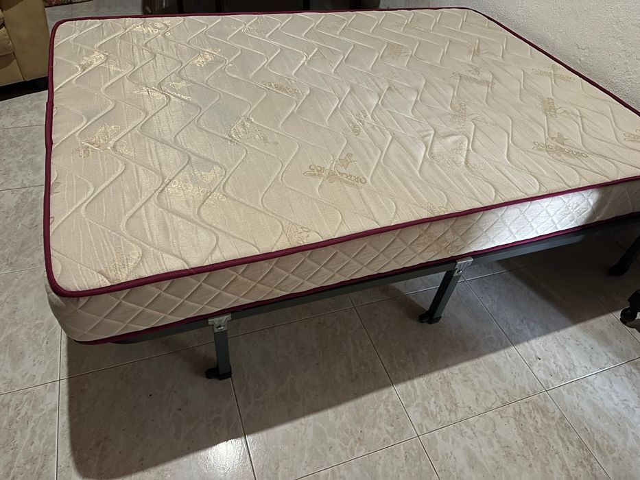 Estrado de casal com colchão