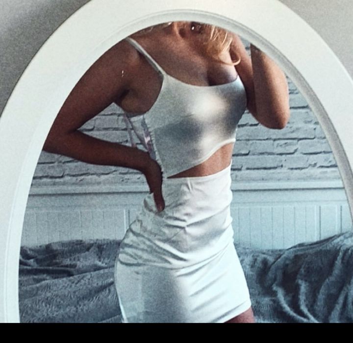 Satynowa biała sukienka z wycięciami rozmiar S