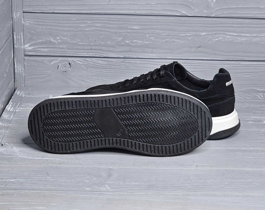 Женские черные коричневые замшевые кроссовки кеды на светлой подошве