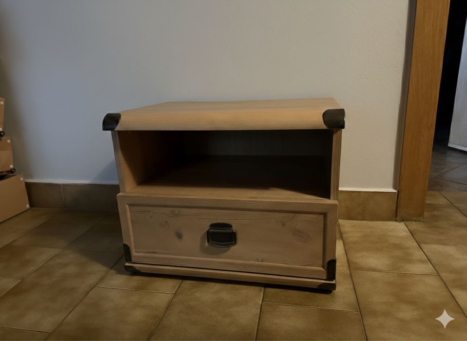 Komplet drewnianych mebli w bardzo dobrym stanie