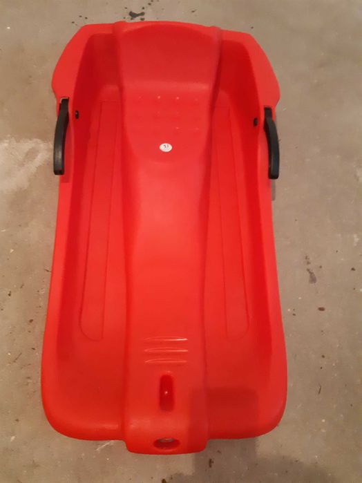 Sky de neve em cor vermelha