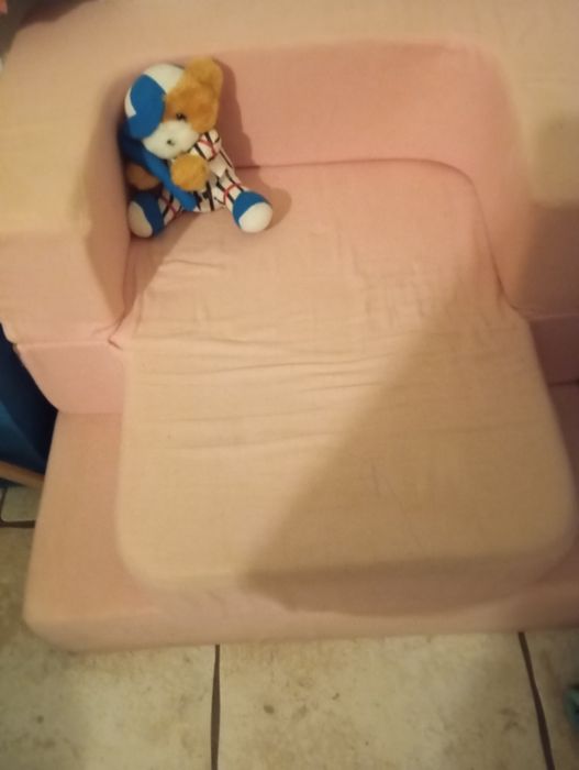 Colchão e sofá rosa