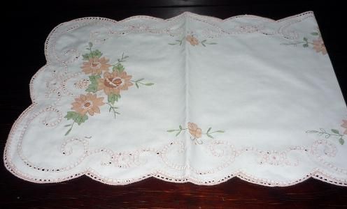 panos ou naperons bordados máquina, com o mesmo motivo