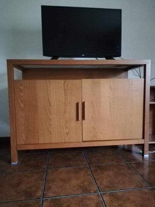 Mesa e tensível, 8 Cadeiras, Louceiro e Móvel TV