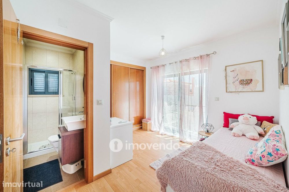 Moradia T3+1 de design moderno, com jardim, na Quinta do Anjo