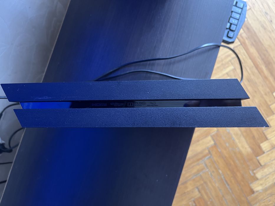 Продам PS4 1TB з трьома джойстиками