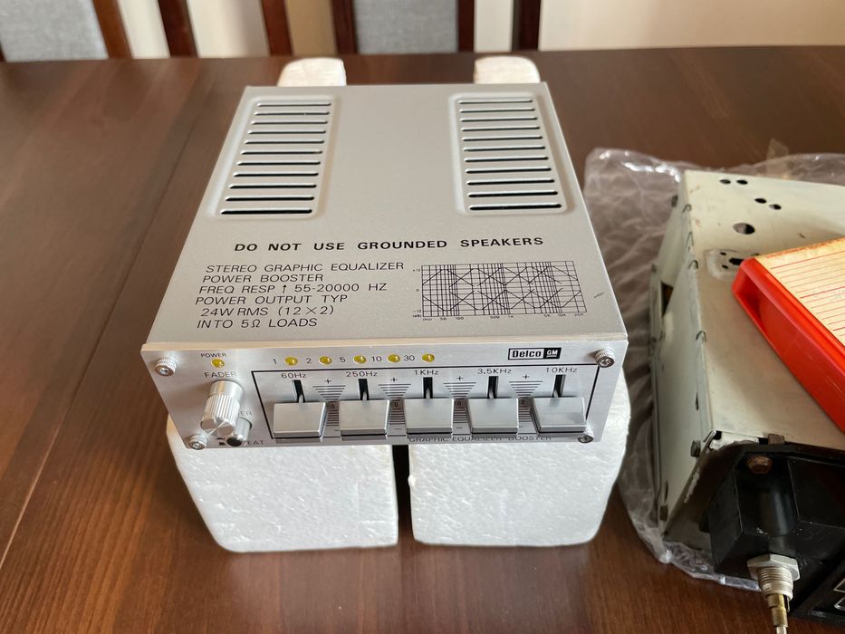 Delco GM 2700-F + GM Stereo Graphic EQ Power Booster 70's '' USA ''