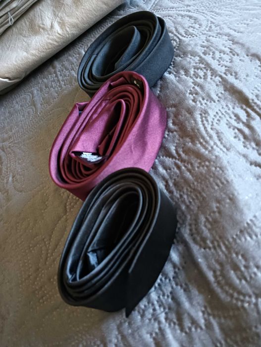 Lote 3 Gravatas Homem – Pretas e Bordô