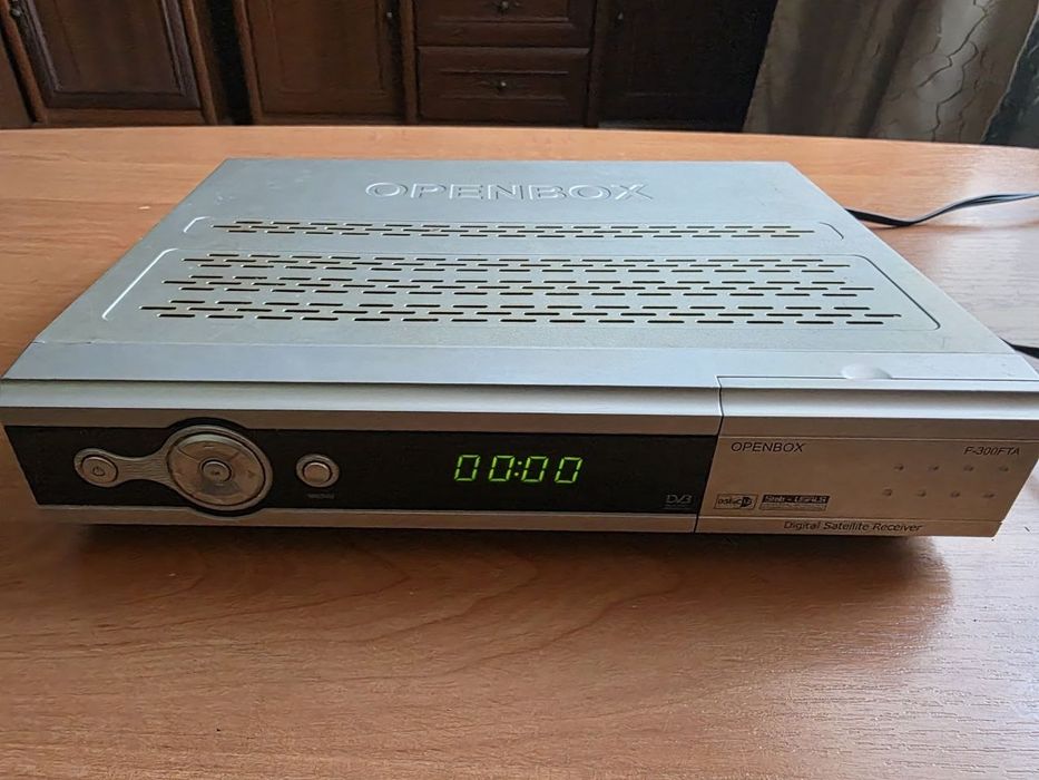Супутниковий тюнер  onenbox F-300FTA в гарному стані.