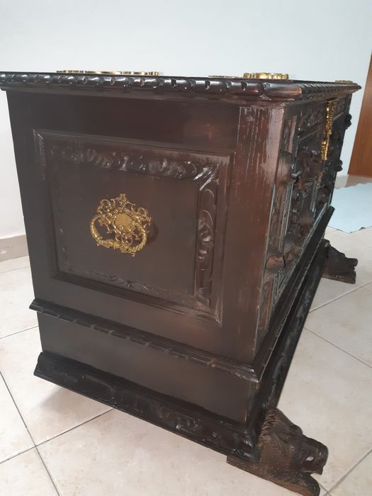 Arca antiga madeira trabalhada
