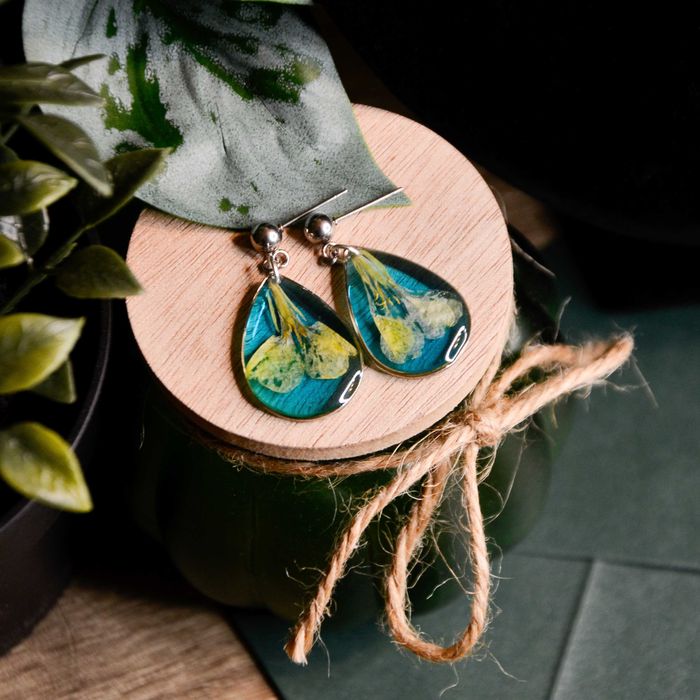 Kolczyki krople z kwitami polnymi na błękitnym tle