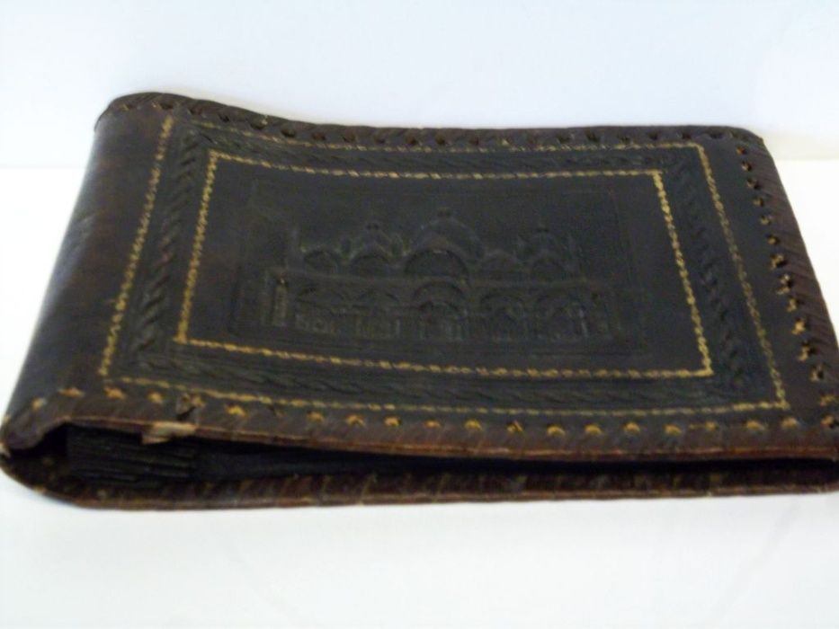 antigo álbum de fotografia em couro com relevo imagem oriental