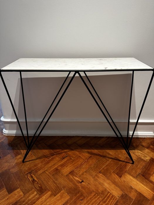 Mesa em ferro e pedra