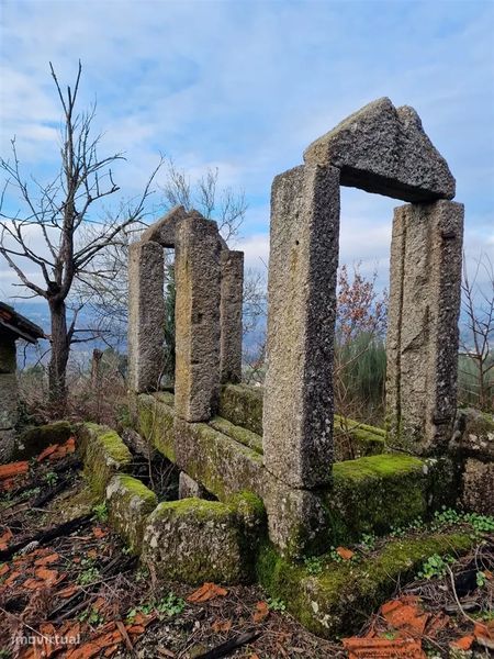 Quinta/terreno com cinco casas em pedra para recuperar