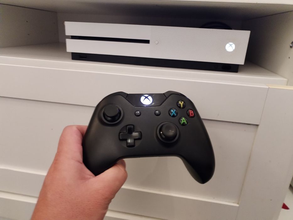 Xbox One S + 1 comando (na caixa)