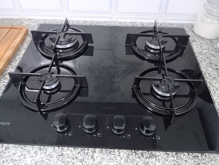 Placa a  gas natural, em vidro preto