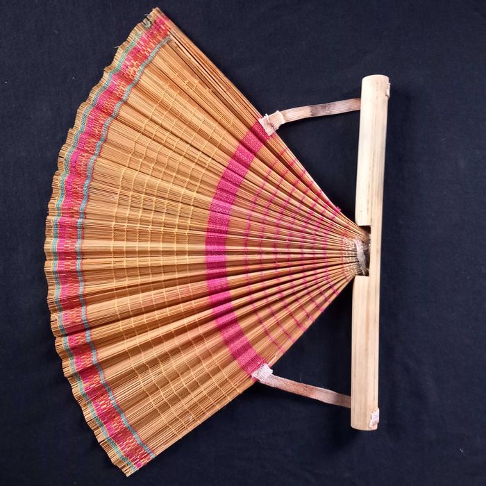 Leque com renda em fio dourado