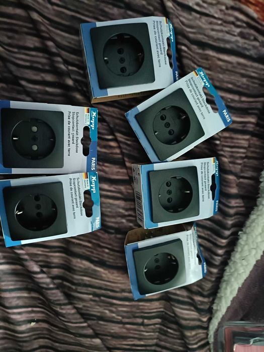 6 Black Schuko-Type Sockets