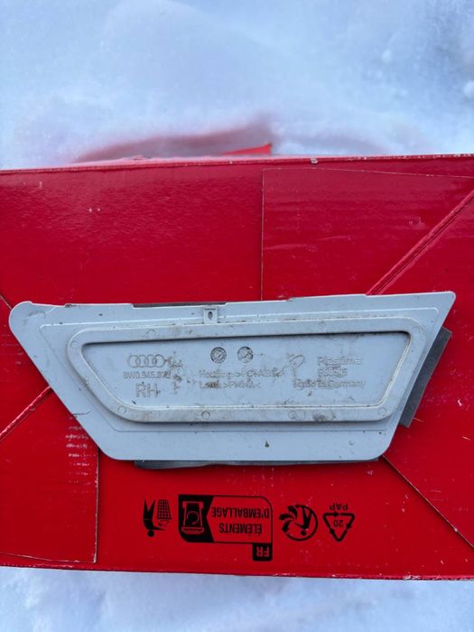 Катафот відбивач переднього бампера правий Audi A4 B9 (2015-2019) 8W0945072