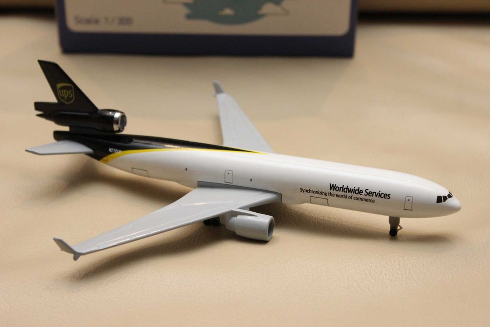 Model samolotu metalowy jak UPS kółka ok. 20 cm