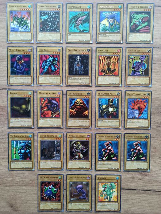 121 oryginalnych kart do gry Yu-Gi-Oh! z boosterów