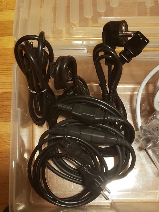 Cabos diversos (alimentação, PC, TV, Áudio, USB, Ethernet, Tlf, etc.)