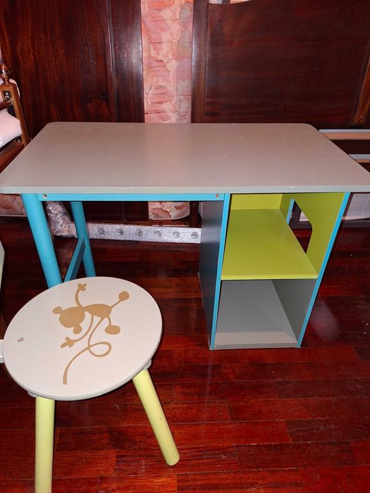 Mesa e cadeira infantis – Coloridas