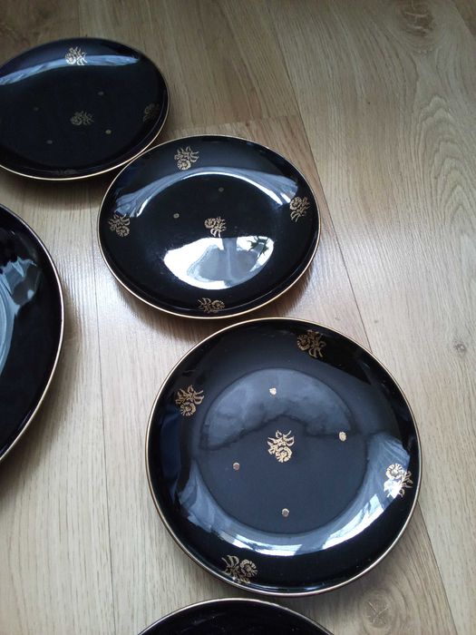 Czarne talerzyki deserowe wraz z paterą. Pruszków. Pięć z innym wzorem