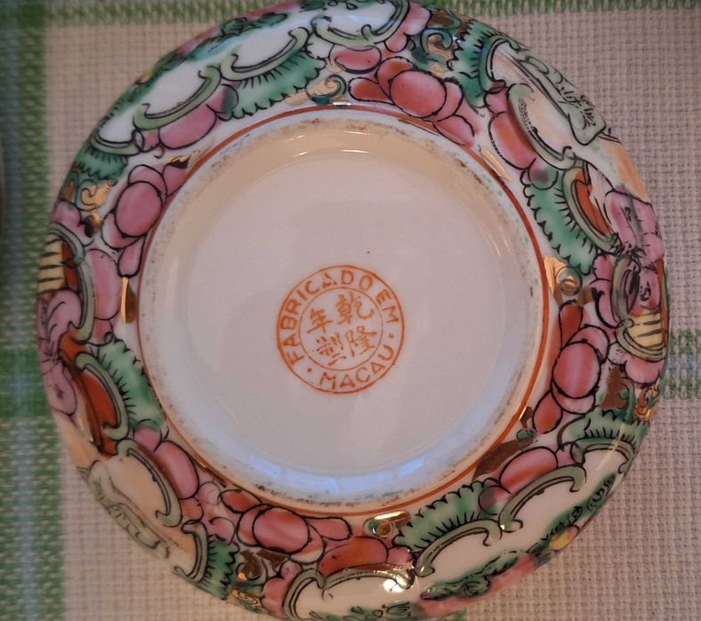 Louça de porcelana "Fabricado em Macau"
