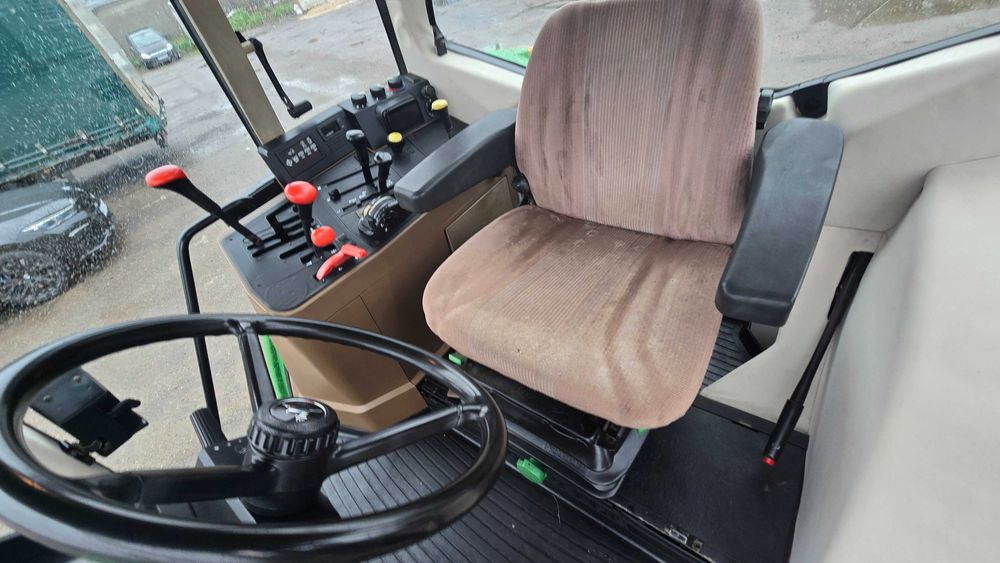 Свіжопривезений трактор Джон дір