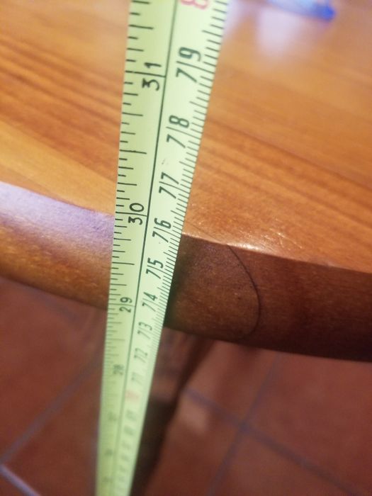 Mesa de cozinha ou sala, madeira e tampo oval,