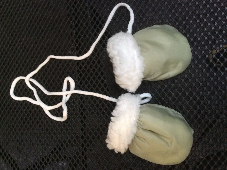 Rękawiczki niemowlęce na sznurku ortalion oliwka nowe