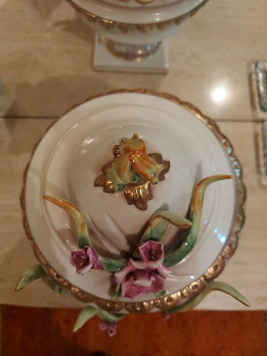 Boleira e Castiçal Novos em Porcelana, Pintados à Mão