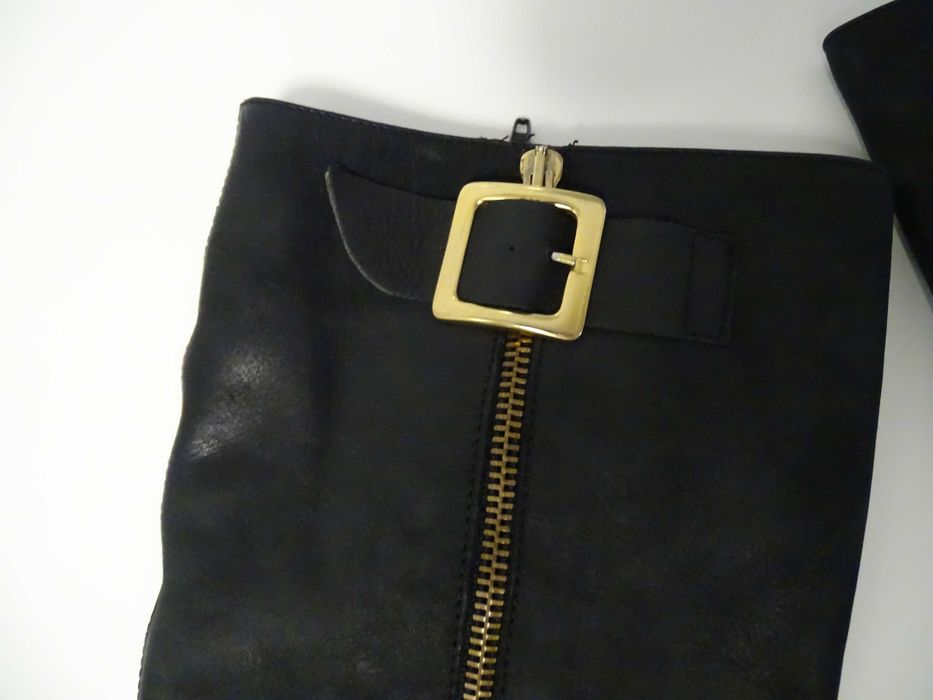 Botas cano alto em nobuck preto com fivelas (tam.35)