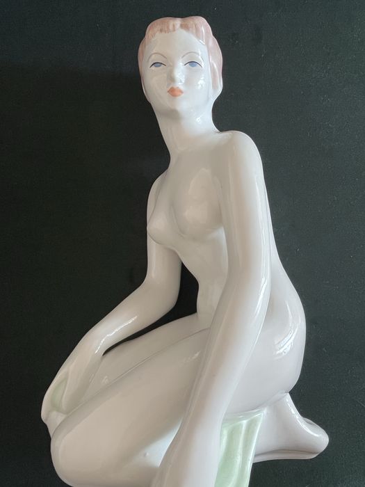 Figurka Aquincum akt naga kobieta vintage porcelana