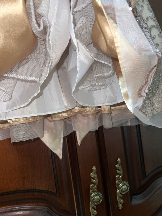 Плаття з золотими блискітками