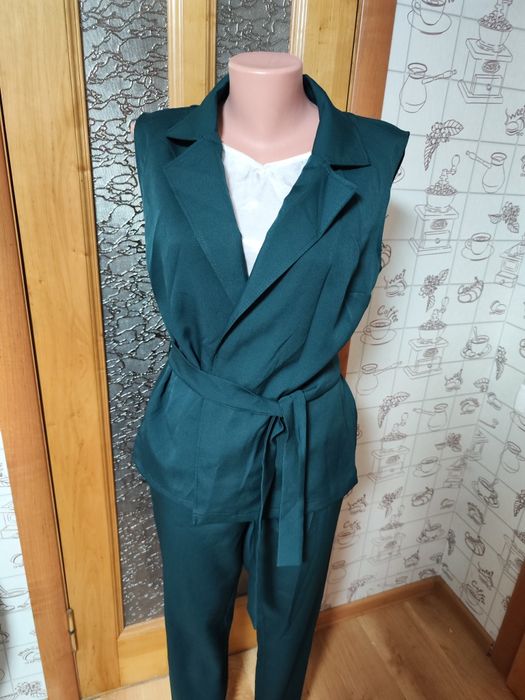 Костюм штани жилетка 48р