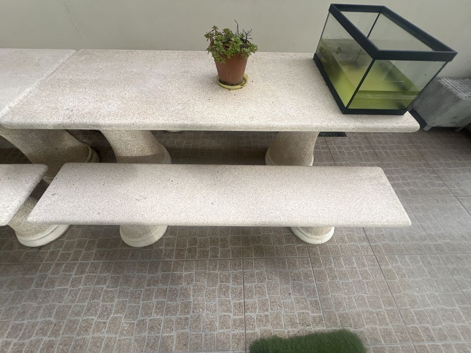 Mesas de exterior em pedra.