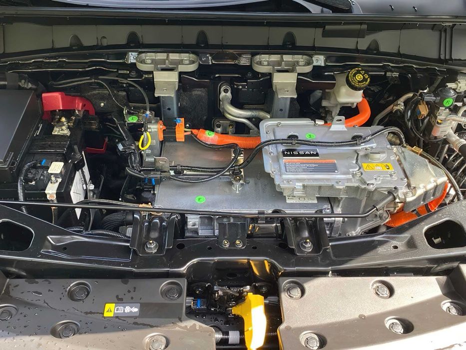 Nissan LEAF SL      2025