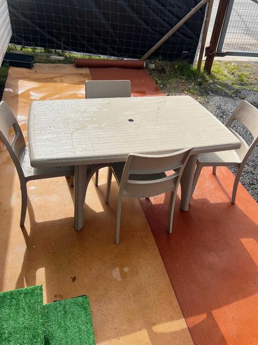 Conjunto Mesa + 4 Cadeiras Na Cor Bege em branco cada conjunto 50 euros