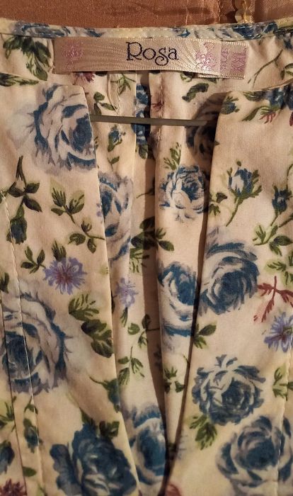 2 Blusas cavas, 1 rosa c/ folho a tapar ombros, e outra florida