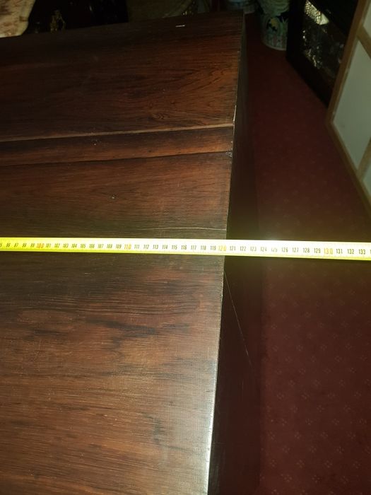 Imponente comoda em madeira de pau santo