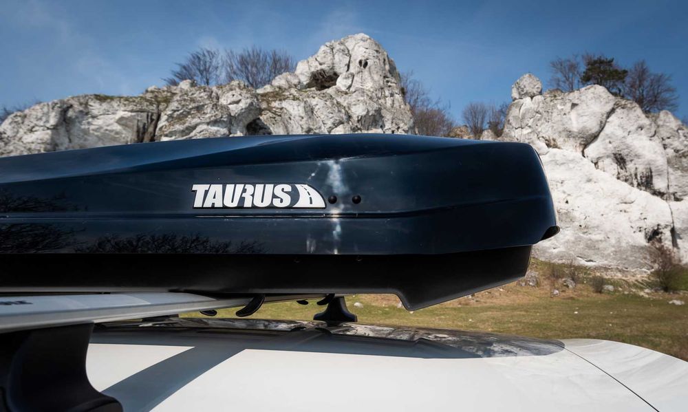 Boks dachowy Taurus Strike 440 L czarny połysk bagażniki