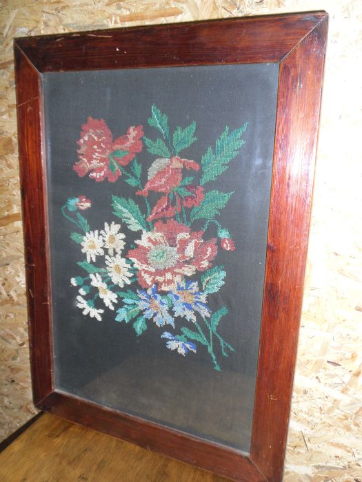Картина старая вышивка  в раме за стеклом.