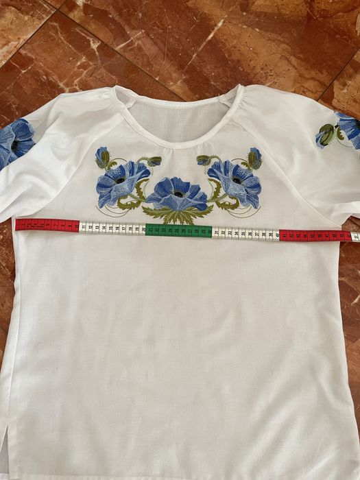 Вишиванка з блакитними квітами