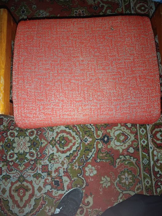 Продам диван, до дивану віддам пуфік та килим(на підлозі) Самовивіз