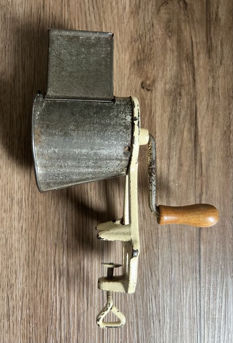 Maquina de moer cafe vintage.