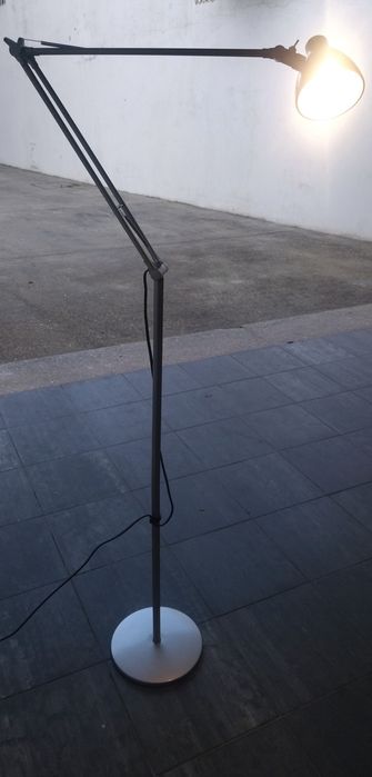 Candeeiro de Pé - Moderno e Funcional