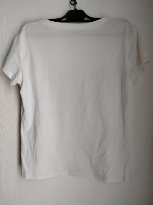 T-shirt bordada com brilhantes coloridos